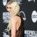 'Gossip Girl' Alum Taylor Momsen impressiona com vestido com mamilo na indução do Hall da Fama do Rock & Roll