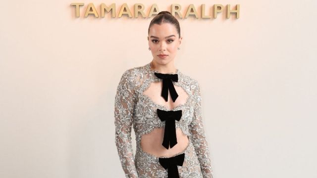 Hailee Steinfeld impressiona os fãs com um vestido recortado deslumbrante