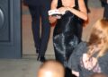 Hailey Bieber brilha em um vestido vintage Bob Mackie e YSL
