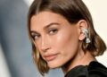 Hailey Bieber chama a atenção com visual ousado de maiô
