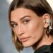 Hailey Bieber chama a atenção com visual ousado de maiô