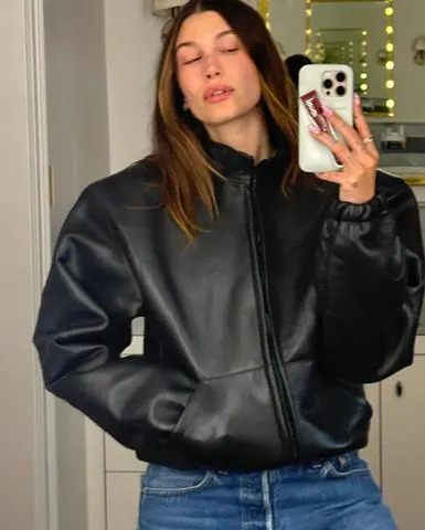 Hailey Bieber detalha a doce jornada de colaboração com o marido Justin para sua marca de moda SKYLRK