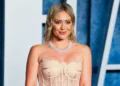 Hilary Duff, também conhecida como Lizzie McGuire, vê o single de retorno subir nas paradas ao cair em uma nova música pop sexualmente gráfica