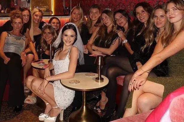 Holly Ramsay ‘baniu’ a mãe de Adam Peaty de sua despedida de solteira, aqui está o porquê