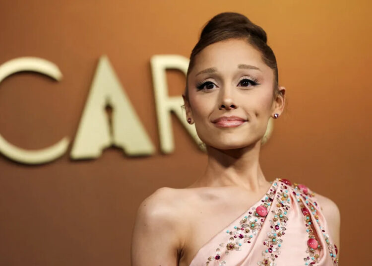 Homem que agarrou Ariana Grande no tapete de ‘Wicked’ é banido de Singapura