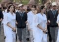 Hrithik Roshan fica ao lado da ex-esposa Sussanne Khan enquanto ela fica emocionada após o funeral de sua mãe Zarine Khan |