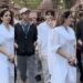 Hrithik Roshan fica ao lado da ex-esposa Sussanne Khan enquanto ela fica emocionada após o funeral de sua mãe Zarine Khan |
