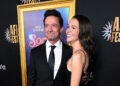Hugh Jackman e Sutton Foster fazem estreia no tapete vermelho como casal na estreia do filme