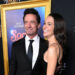 Hugh Jackman e Sutton Foster fazem estreia no tapete vermelho como casal na estreia do filme