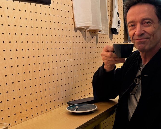 Hugh Jackman passa o Dia de Ação de Graças em Paris sem Sutton Foster