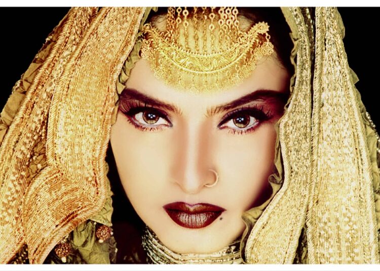 Ícone de Bollywood, Rekha, participará do Festival de Cinema do Mar Vermelho da Arábia Saudita com o clássico indiano 'Umrao Jaan'