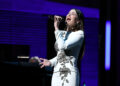 Idina Menzel canta uma música hilariante sobre o infame incidente do Oscar com Adele Dazeem