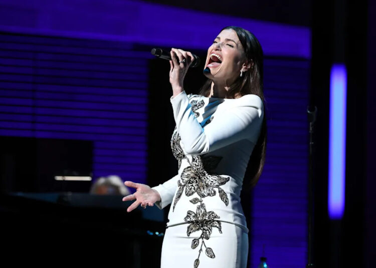 Idina Menzel canta uma música hilariante sobre o infame incidente do Oscar com Adele Dazeem