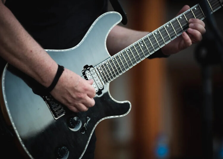 Influente guitarrista de popular banda de rock clássico morre aos 74 anos