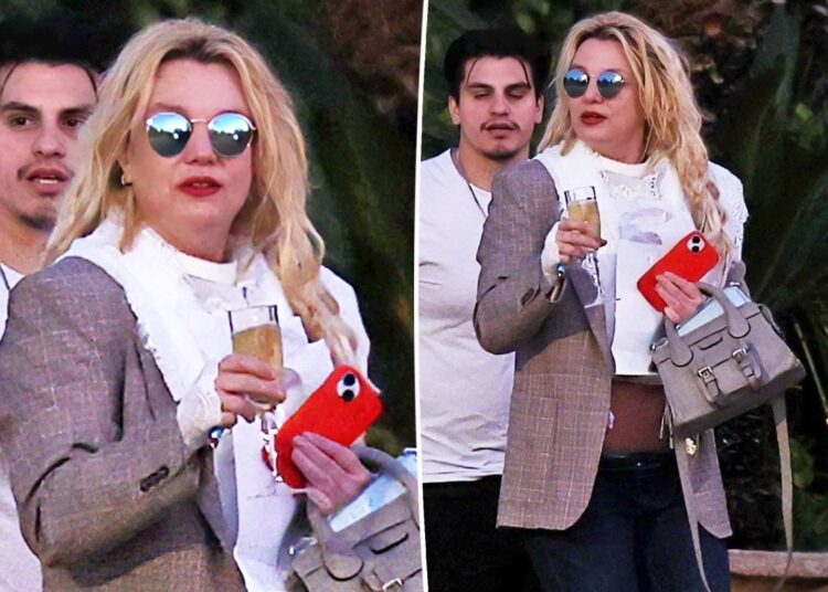 Irreconhecível Britney Spears sai de wine bar com taça de champanhe