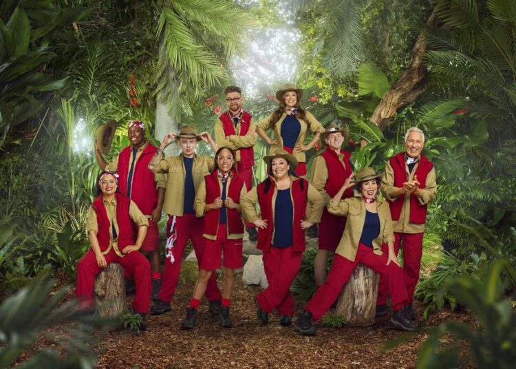 Jack Osbourne cozinha bife para os vencedores do primeiro desafio em I'm A Celebrity