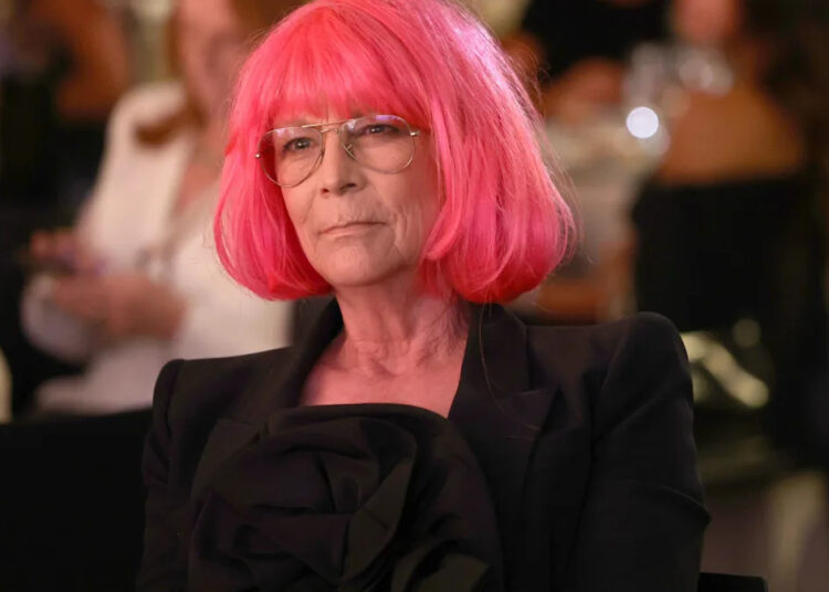 Jamie Lee Curtis, 66, revive sua mensagem 'Melhor é falso' em uma nova selfie sem maquiagem