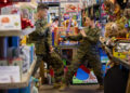 Janel Parrish e Parker Young compartilham o motivo hilariante pelo qual “Christmas on Duty” da Hallmark foi uma ‘experiência de crescimento’ (exclusivo)