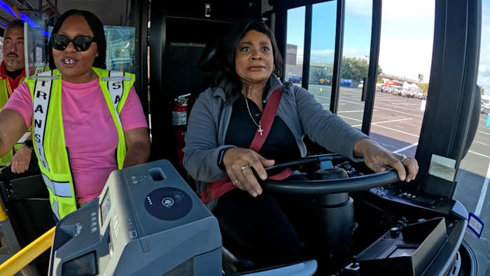 Japhanie Gray, da KSAT, participa da competição de operadoras de ônibus famosas da VIA durante o 'roadeo' anual