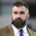 Jason Kelce conversa com o ex de Taylor Swift, os fãs perguntam ‘Ele está ciente?’