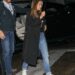 Jennifer Aniston combina tendência jeans do outono de 2025 com tênis