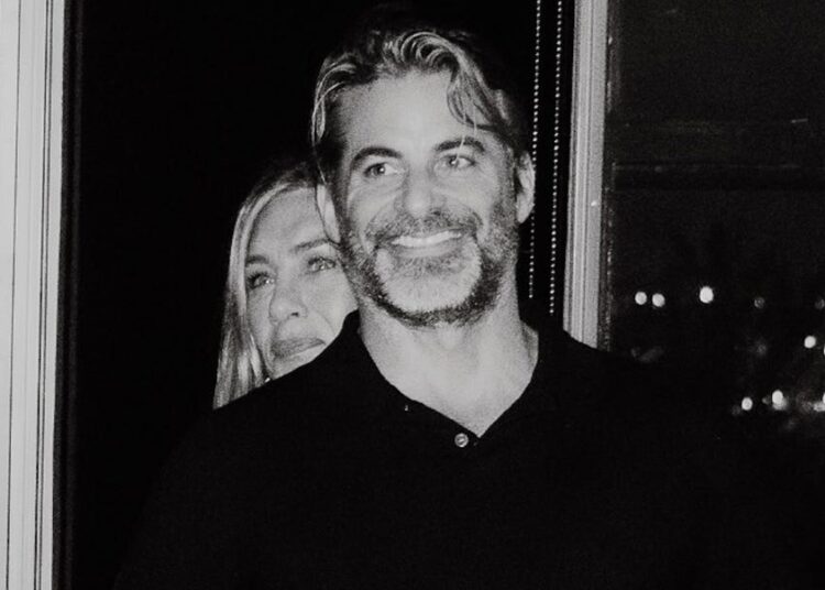 Jennifer Aniston está ‘muito animada’ com o relacionamento com Jim Curtis