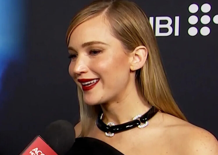 Jennifer Lawrence conta como ela e o costar Robert Pattinson se uniram por meio da dança interpretativa