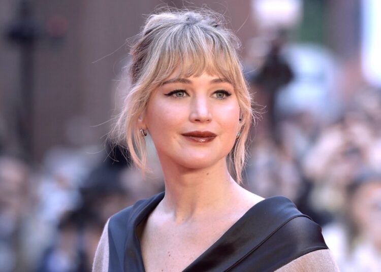 Jennifer Lawrence detalha sua batalha contra a depressão pós-parto