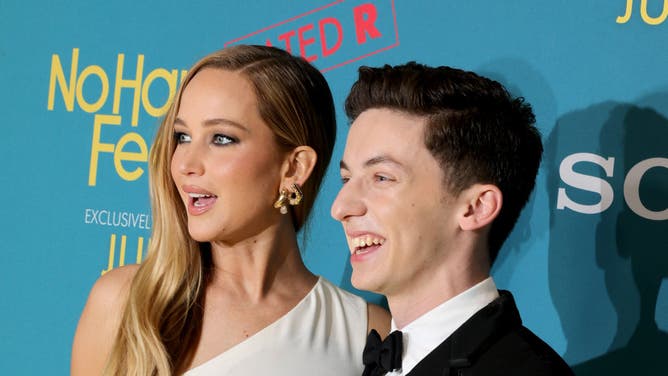 Jennifer Lawrence diz que celebridades não influenciam a votação e não compartilham opiniões