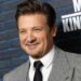 Jeremy Renner nega alegações de 'má conduta' do cineasta Yi Zhou