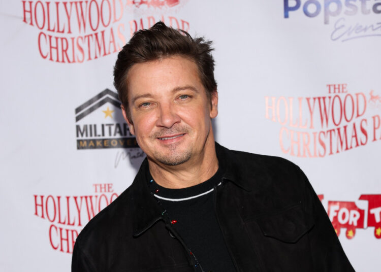 Jeremy Renner rejeita a afirmação de Yi Zhou de que eles chegaram a uma “solução pacífica”