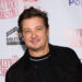 Jeremy Renner rejeita a afirmação de Yi Zhou de que eles chegaram a uma “solução pacífica”