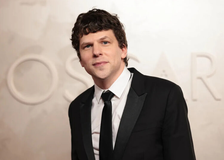 Jesse Eisenberg diz que está doando um de seus rins para um estranho