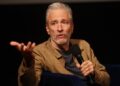 Jon Stewart pergunta se David Ellison e outros magnatas contratam artistas