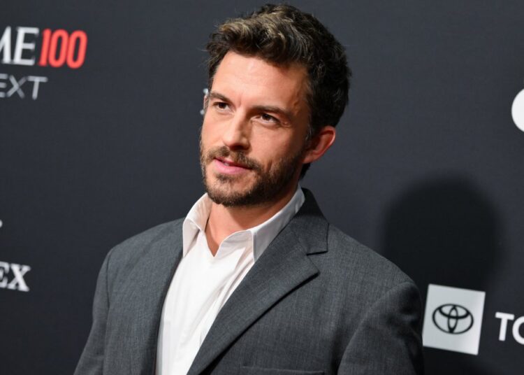 Jonathan Bailey é o homem mais sexy do mundo em 2025 pela revista People – NBC Los Angeles