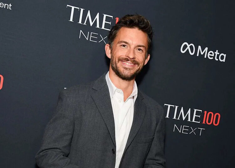 Jonathan Bailey faz história gay como o homem mais sexy do mundo pela People