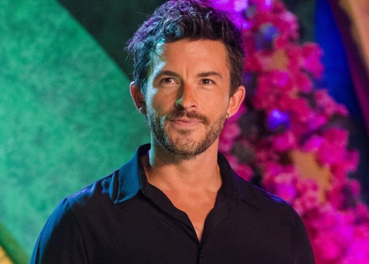 Jonathan Bailey flexiona seus bíceps sexy em novo clipe