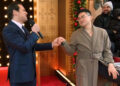 Jonathan Groff beija a mão de Bowen Yang e dá um toque estranho às letras de Bobby Darin na Parada do Dia de Ação de Graças da Macy's de 2025