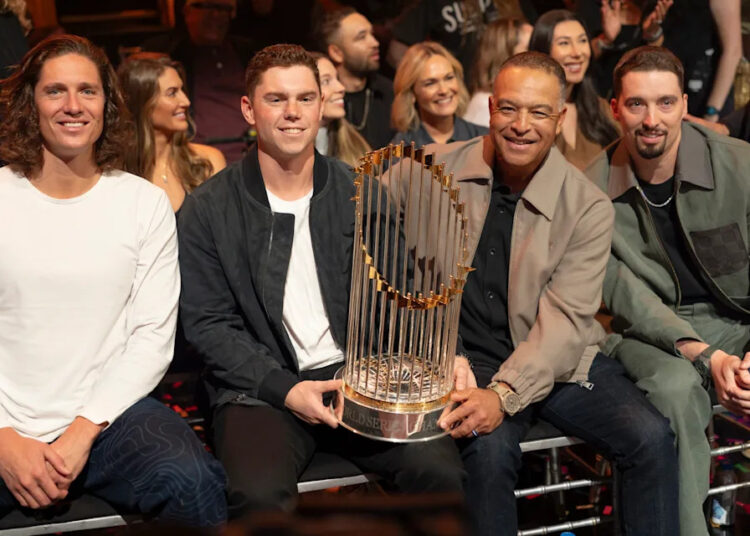 Julianne Hough, da DWTS, criticada por fãs por pose 'inapropriada' com jogadores casados do LA Dodgers
