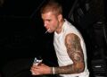 Justin Bieber criticado enquanto caminhava na frente de sua esposa