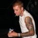Justin Bieber criticado enquanto caminhava na frente de sua esposa