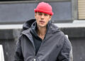 Justin Bieber para para ajudar estranho preso na beira da estrada e faz a ele a 'melhor oração' de sua vida