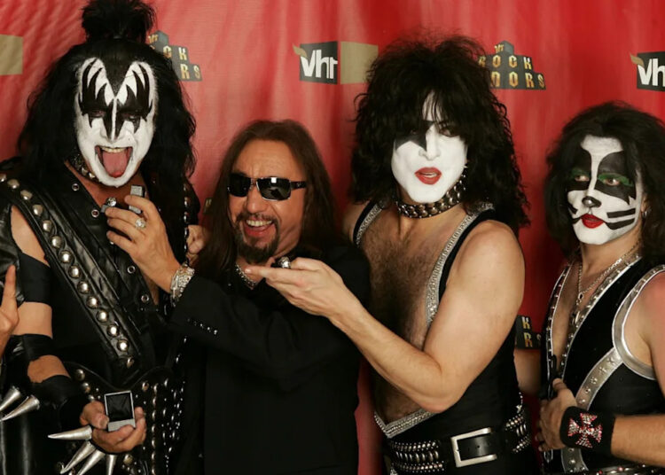 KISS homenageia o falecido guitarrista Ace Frehley na primeira apresentação desde sua morte
