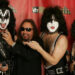 KISS homenageia o falecido guitarrista Ace Frehley na primeira apresentação desde sua morte