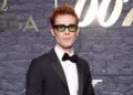 KJ Apa tira a roupa e mostra seu corpo sexy em novo filme de férias