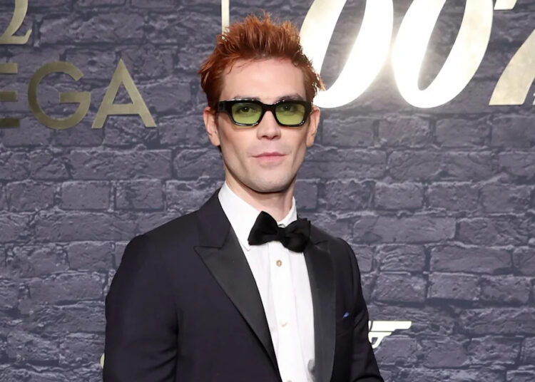 KJ Apa tira a roupa e mostra seu corpo sexy em novo filme de férias