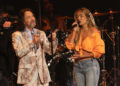 Karol G e Marco Antonio Solís compartilham um doce dueto no Grammy Latino 2025