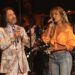 Karol G e Marco Antonio Solís compartilham um doce dueto no Grammy Latino 2025