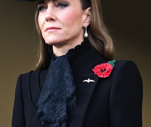 Kate Middleton aparece solene em um conjunto todo preto ao se juntar à Família Real no Domingo da Memória no Cenotáfio