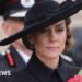 Kate e Queen colocam coroas de flores do Dia do Armistício enquanto a nação presta homenagem